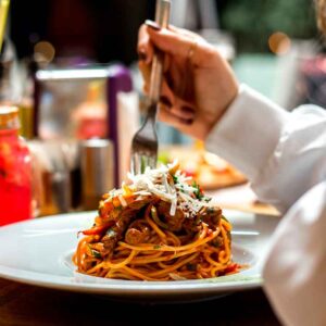 Pasta con carne a la parmesana